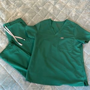 Gently worn figs scrub set